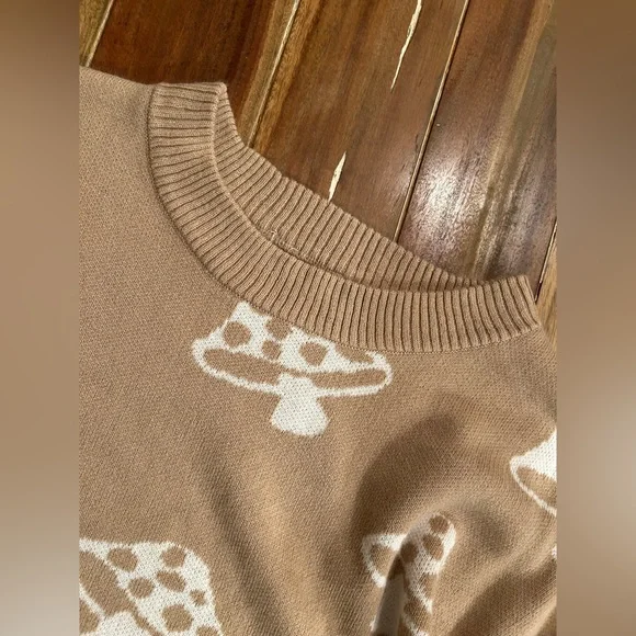 Mushroom crewneck sweater. - Picture 4 of 4